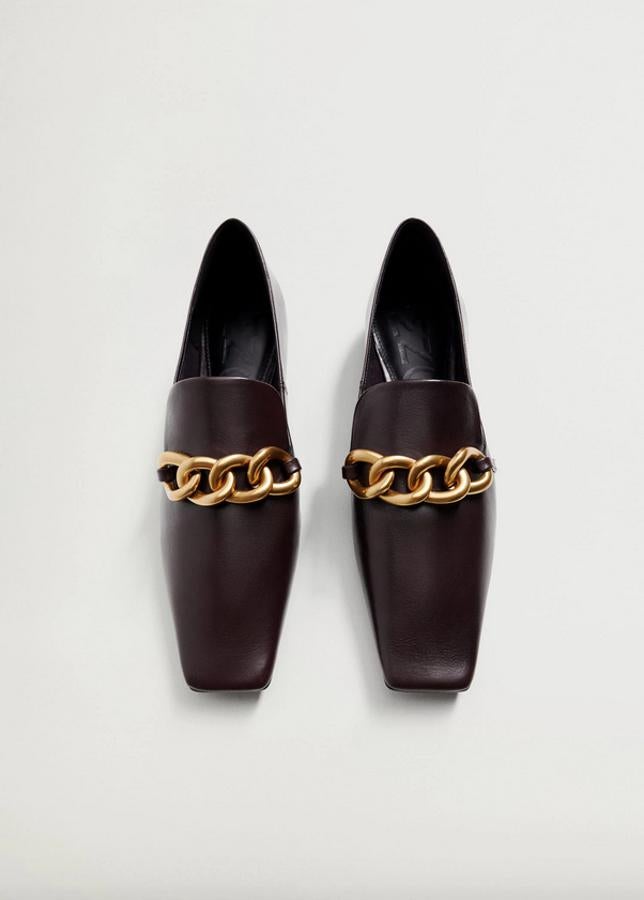 Con punta cuadrada y cadena decorativa en dorado en el empeine, estos mocasines en color vino de Mango tienen un precio de 49,99 euros y están disponibles entre los números 35 y 42.