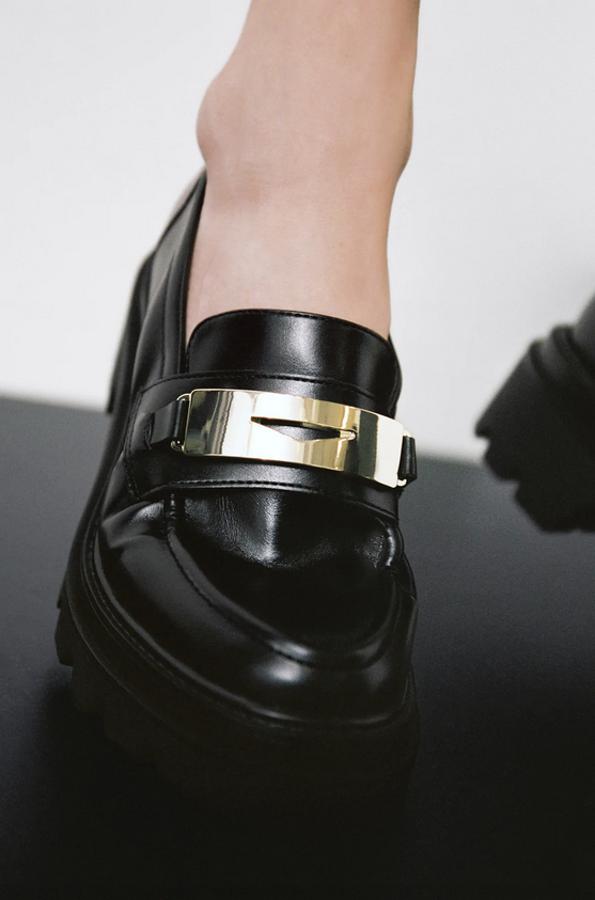 Con suela track y pieza dorada en el empeine, estos mocasines negros de Zara tienen un precio de 35,99 euros y podemos encontrarlos entre los números 35 y 42.