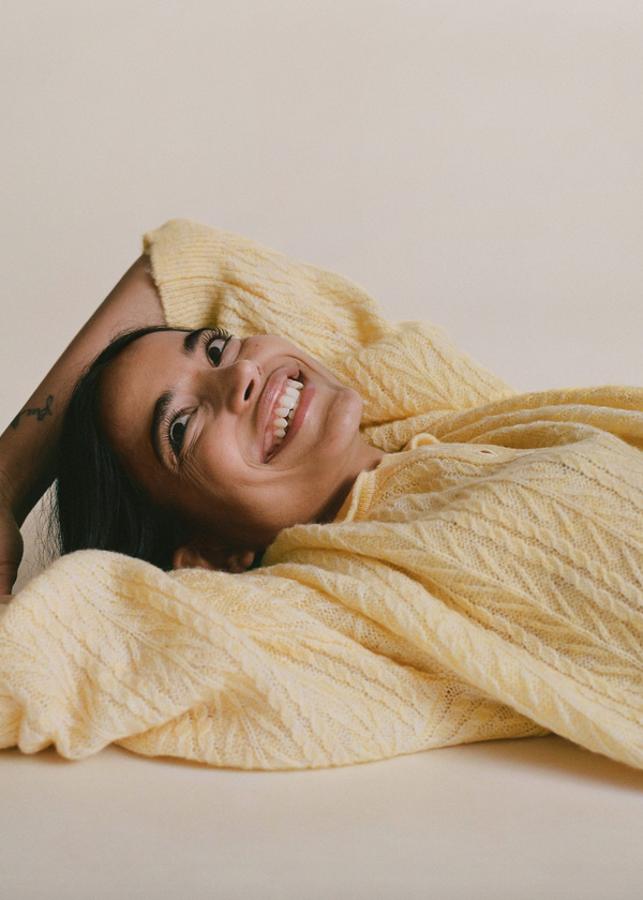 Este polo de punto de diseño ancho con cierre de botones al cuello, costura de hombro caída y terminaciones de canalé es de Mango y podemos encontrarlo entre las tallas XS y XL por 29,99 euros.