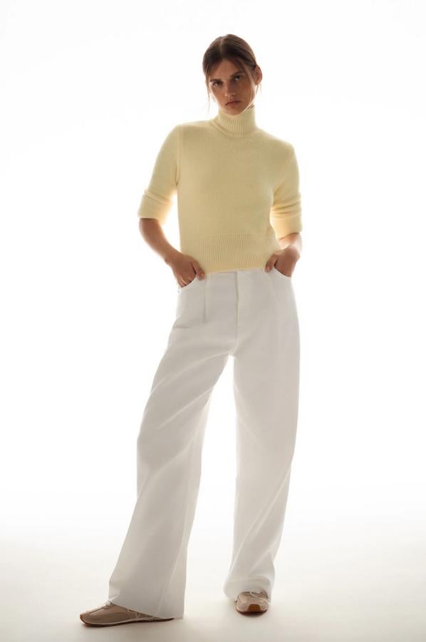 En punto de tacto suave, con cuello subido y mangas largas, este jersey de Zara tiene acabados en rib, cuesta 25,95 euros y está disponible entre las tallas S y XL.