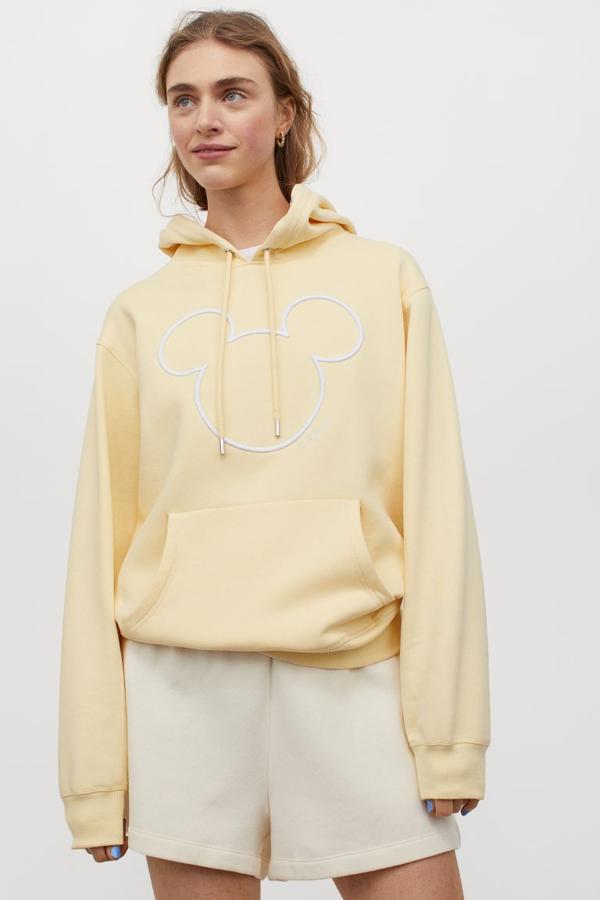 Con bordado de Mickey frontal y capucha con cordón de ajuste, esta sudadera de H&M viene con puños y bajo en punto elástico de canalé y tejido cepillado suave en el interior. Disponible entre las tallas XS y XXL, cuesta 24,99 euros.