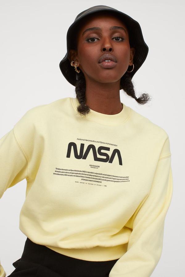 De venta exclusiva en la web de H&M, esta sudadera en mezcla de algodón con cuello redondo y hombros caídos, viene con puños y bajo en punto elástico de canalé e interior cepillado suave. Cuesta 9,99 euros y está disponible entre las tallas XXS y XL.