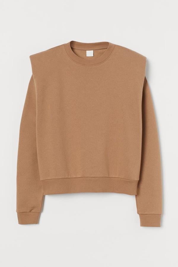 De interior cepillado suave y confeccionada en mezcla de algodón y poliéster reciclado, esta sudadera en beige turrón con hombros marcados con hombreras y ribete elástico de canalé en escote, puños y bajo cuesta 14,99 euros y podemos encontrarla entre las tallas XS y XL.