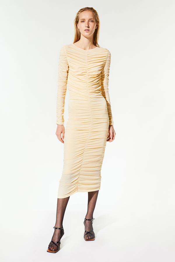 Diseño largo con frunces en toda la prenda y mangas largas para este vestido ajustado en color beige que costaba 29,99 euros y ahora podemos encontrar por 15,99 euros en las tallas S y M.