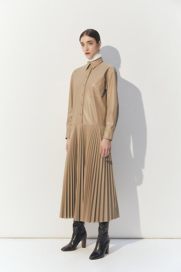 Confeccionado en polipiel en color caqui con cierre frontal de botones de corchete a tono y falda plisada, este vestido tenía un precio de 49,99 euros y ahora está disponible por 15,99 euros únicamente en la talla M.