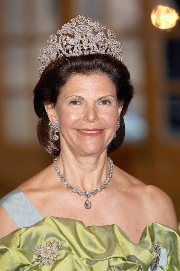 Es una de las piezas más espectaculares del joyero real europeo y una de las más grandes y pesadas –más de un kilo–. Está formada por diamantes brasileños engarzados en oro y plata, que dibujan motivos florales, y fue un regalo del Duque de Braganza a su segunda esposa, Amalia de Leuchtenberg. Hoy pertenece a la casa Real sueca.