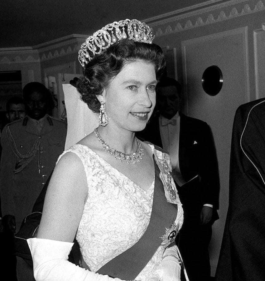 Pertenece a la reina Isabel II, y Diana de Gales, a quien se la dio como regalo de bodas, la convirtió en su favorita. Se llama también Tiara Lover’s Knot. O de los Enamorados. La encargó en 1913 la reina Mary, abuela de Isabel II, y simboliza el amor eterno. Está compuesta por 19 arcos que terminan en nudos de brillantes en su parte superior y de los que cuelgan enormes perlas en forma de pera que se pueden quitar. Diana tuvo que devolverla tras el divorcio.