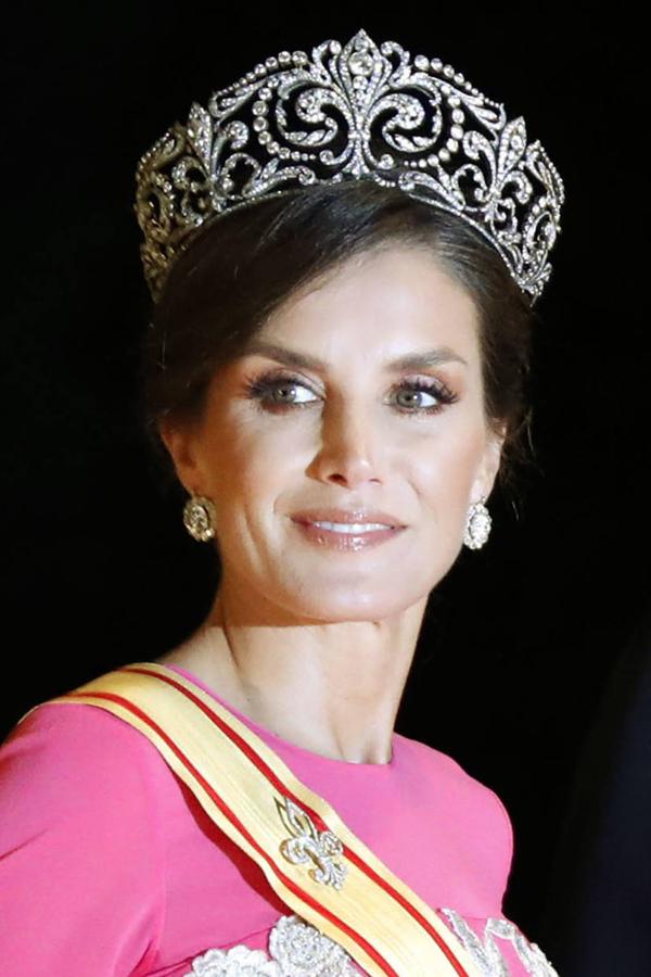 Forma parte de lo que en el joyero de la realeza española se llama “joyas de pasar” y es una de las piezas más valiosas. Es obra de los joyeros madrileños Ansorena,que han elaborado muchas otras piezas para la familia real. Engarzados en platino, los brillantes forman flores de lis, de ahí su nombre. Fue un obsequio del rey Alfonso XIII a la reina Victoria Eugenia.