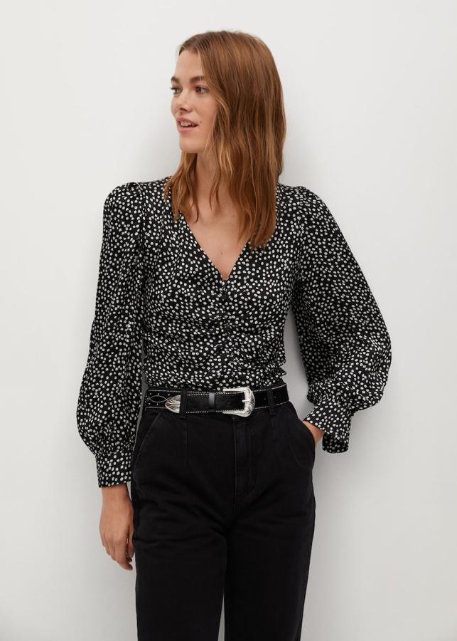 Blusa negra drapeada con estampado de lunares de la nueva colección de Mango (29,99 euros)