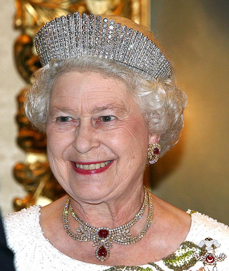 Esta formada por setenta barras de platino en las que van incrustados 488 diamantes. Su diseño se inspira en los tocados rusos llamados Kokoshnik, de ahí su nombre. Fue un regalo para la reina Alejandra, esposa de Eduardo VII, con motivo de sus bodas de plata. Es la favorita de la reina Isabel II, que la lució como tocado de novia.