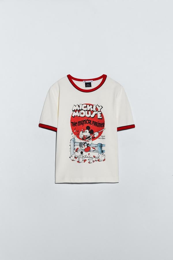 Camiseta de aires vintage con dibujos de Mickey Mouse de la nueva colección de Zara (12,99 euros)
