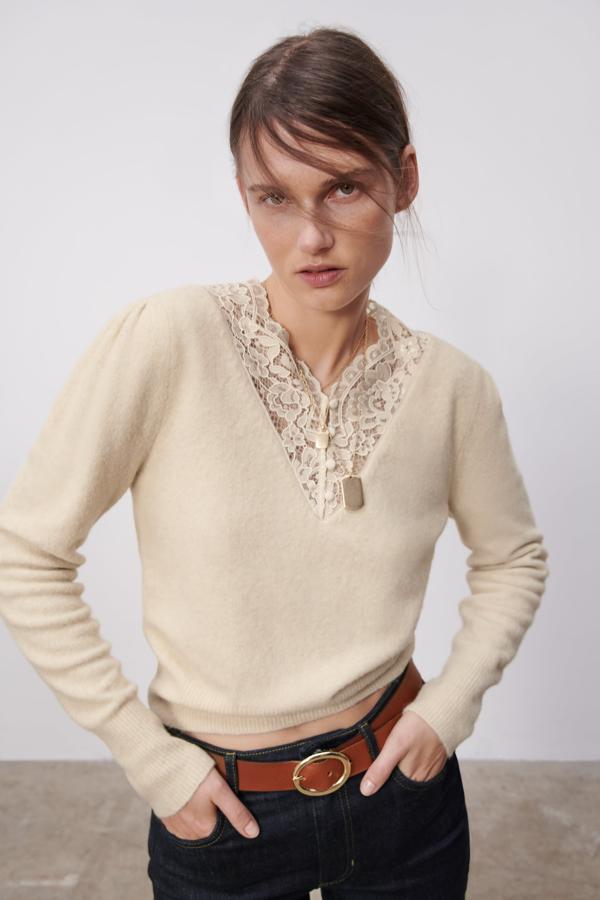 Jersey con detalles de encaje y botones en color crema de la nueva colección de Zara (25,99 euros)