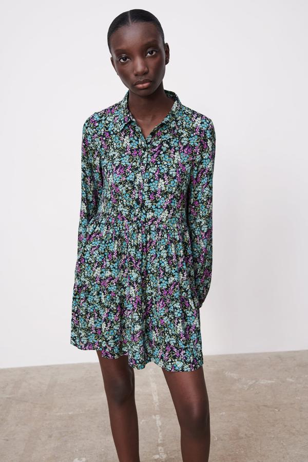 Mini vestido con botones y con estampado de flores de la nueva colección de Zara (29,99 euros)