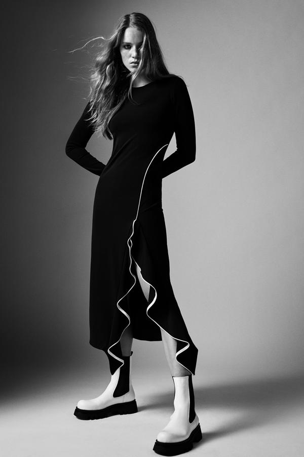 Vestido negro de largo midi con volantes asimétricos de la nueva colección de Zara (25,99 euros)