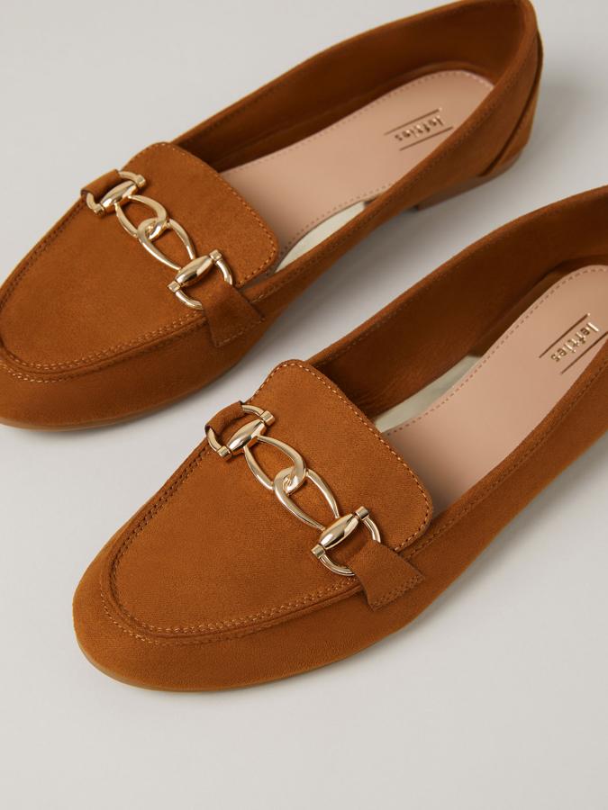 Mocasín de Lefties color cuero con eslabones metálicos: 9,99 euros. Disponible en otros dos colores (negro y azul marino), del 36 al 41.