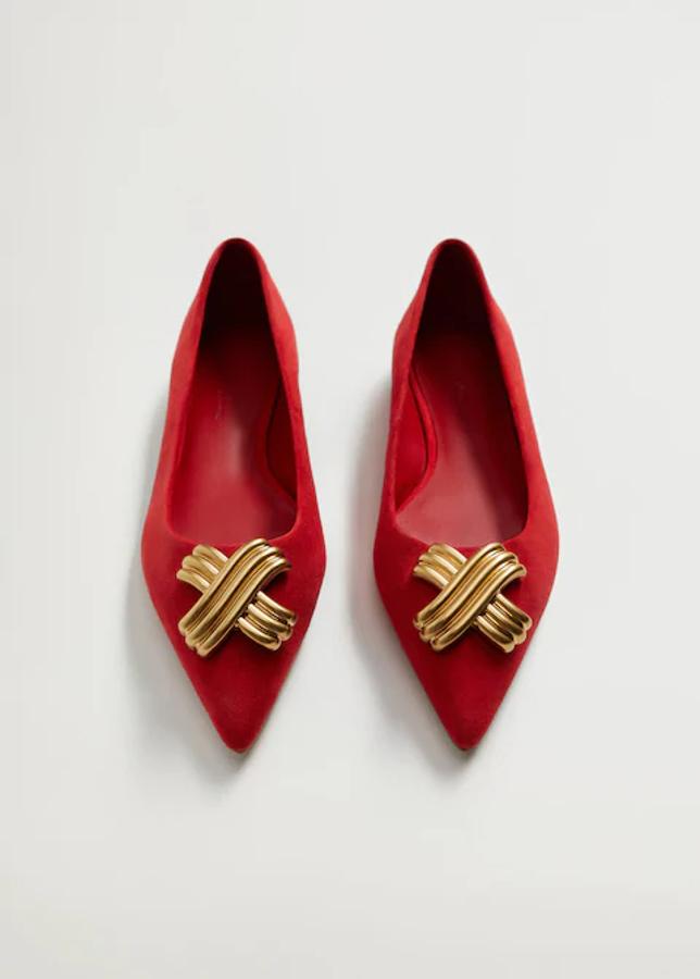 Bailarinas de Mango color rojo intenso con hebilla decorativa en dorado: 49,99 euros. Del número 36 al 41.