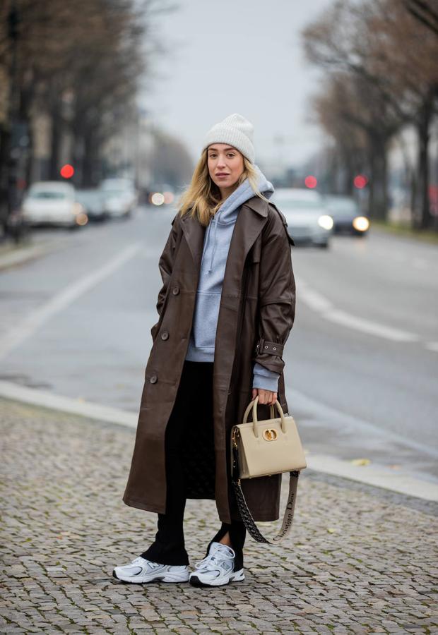 El efecto piel se declina en su vertiente más desenfadada sin perder cualidades, y mezclado con piezas de aire deportivo y tonos neutros.