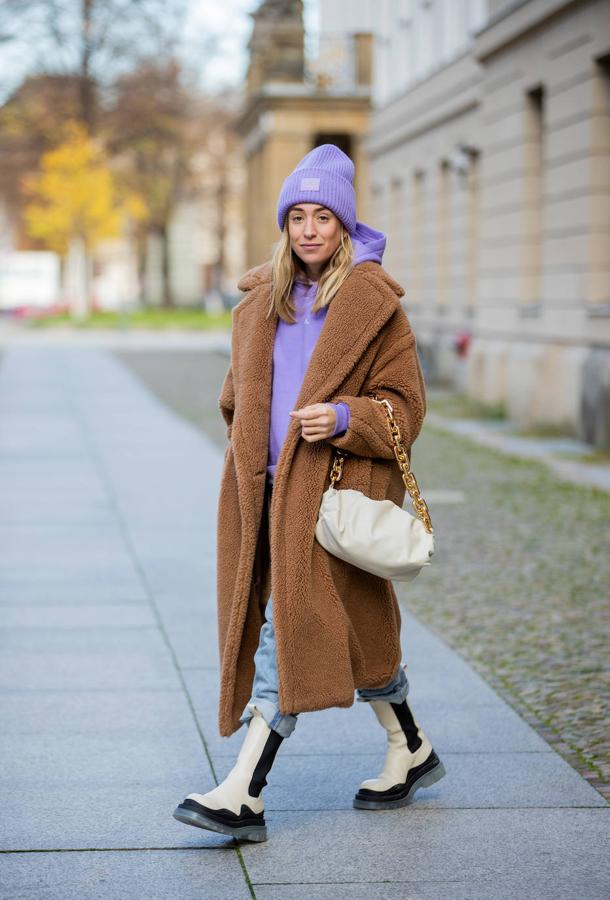 El efecto peluche es uno de los más buscados para los looks de los días de frío y la mezcla de los tonos camel con un pastel como el morado eleva la feminidad del conjunto.