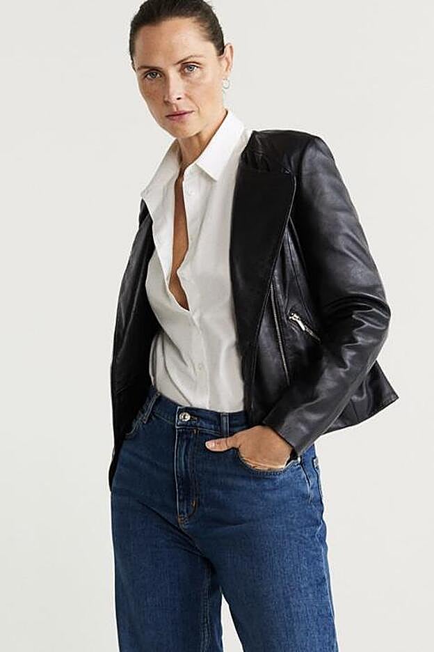 Convertida en la reina de las cazadoras, en tu armario no puede faltar una bike de piel negra como esta.