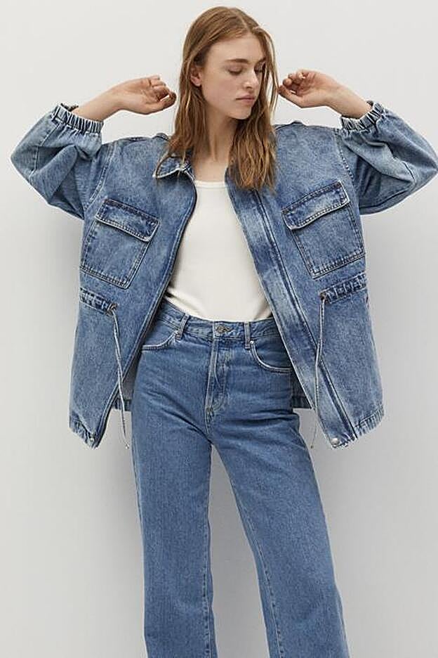 Convertida en la reina de las cazadoras, esta denim con diseño oversize se convertirá en tu mejor aliado.