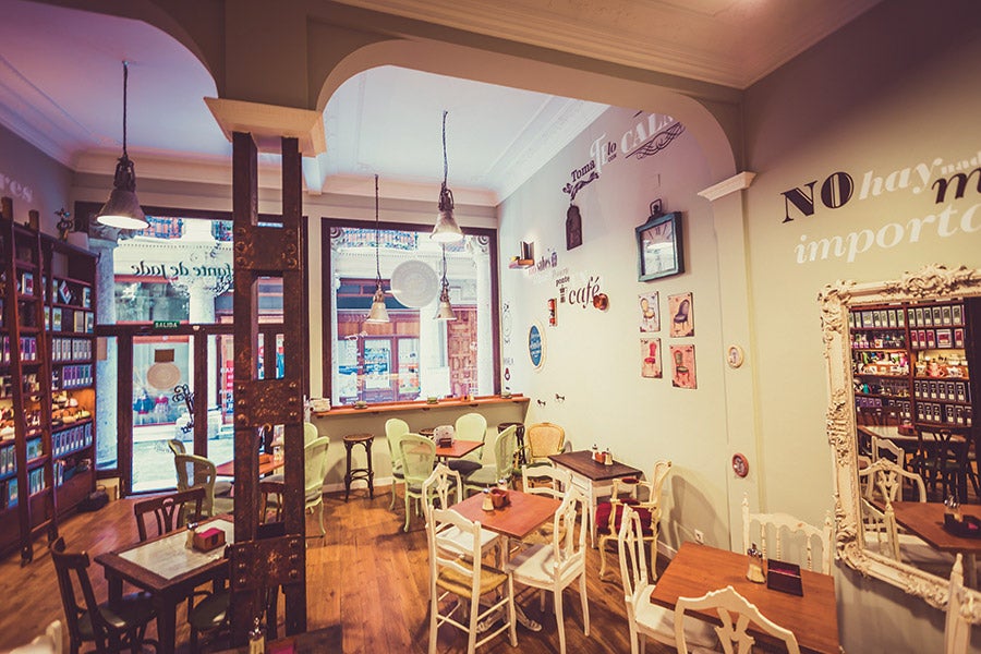 En el casi italiano Pasaje de Lodares de Albacete, está Elefante de Jade, una culta tetería que seduce con sus meriendas de sabores orientales. (elefantedejade.es).