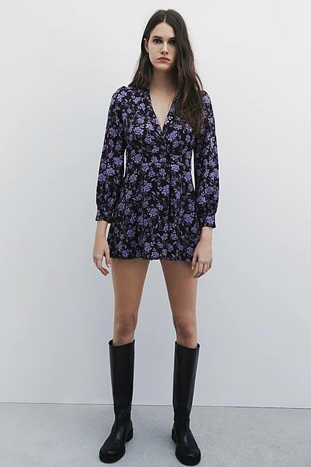 En color negro con flores en color lila, este mono ya apunta a ser una de las estrellas de la temproada.