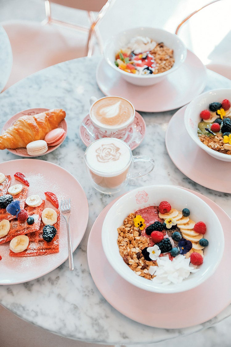 Rosas Café, el espacio con más charme de Puerto Banús, es tan imbatible en Instagram como irresistible si hablamos del brunch: repostería casera hecha en el día en el obrador propio, huevos benedictinos con salsa holandesa, saludables bowls... Todo tan natural y chic como el rosa empolvado que domina en su decoración. (rosas.cafe/es).