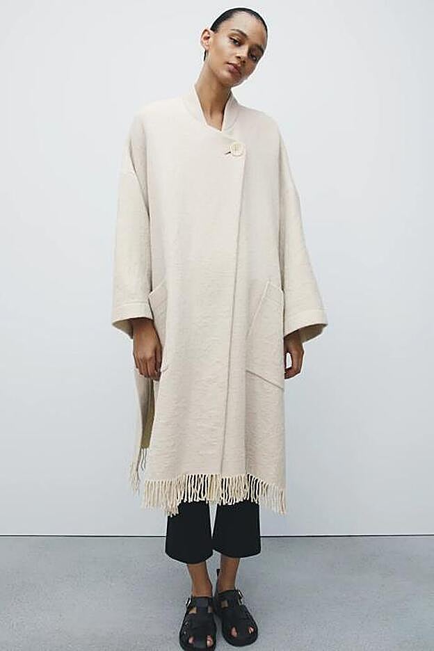 Las capas piden paso esta temporada, y esta en color gris, con detalle de flecos en el bajo, es una apuesta segura.