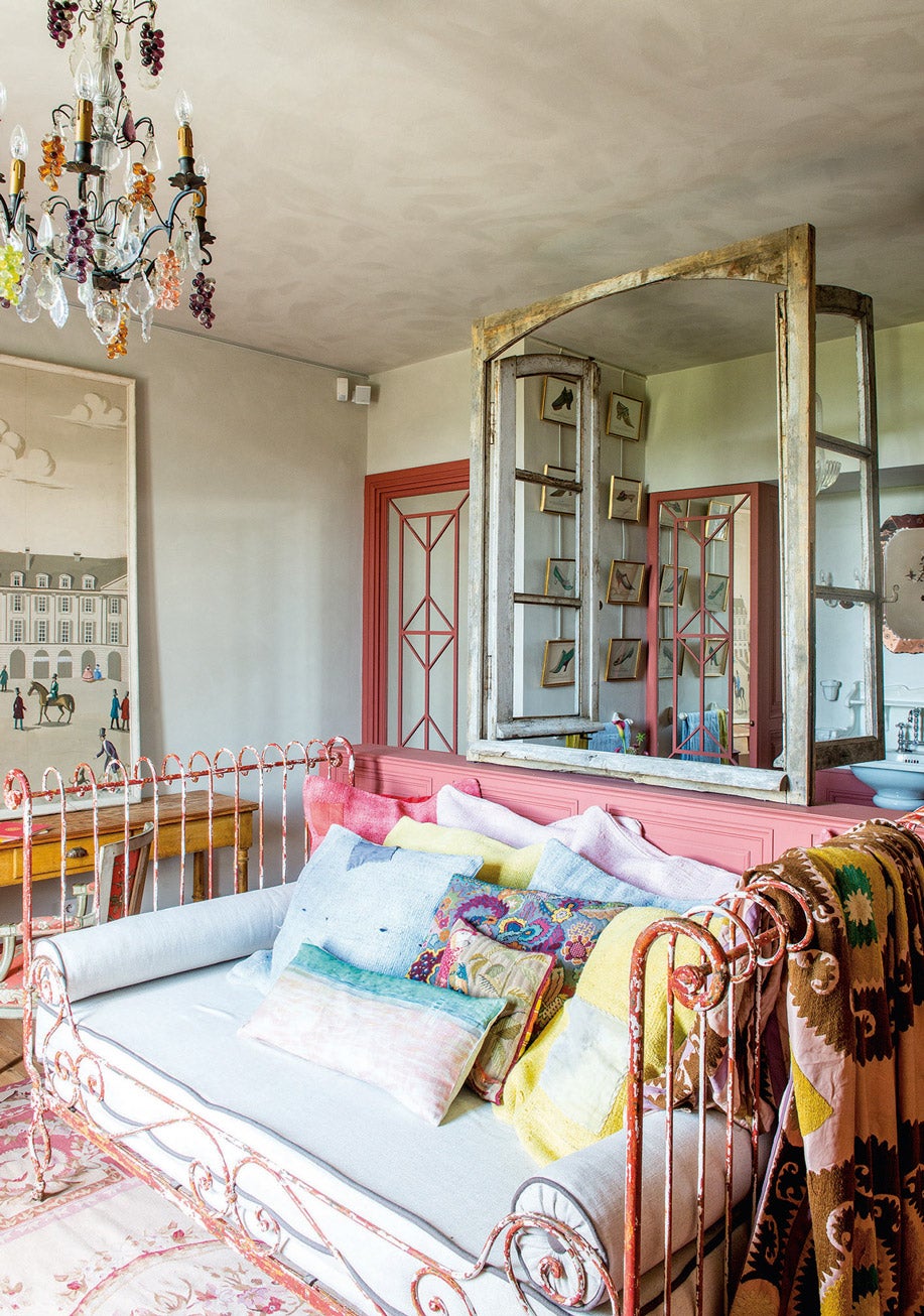 Dormitorio Madame, con day bed del s. XIX y lámpara fruitier Napoléon III en cristal.