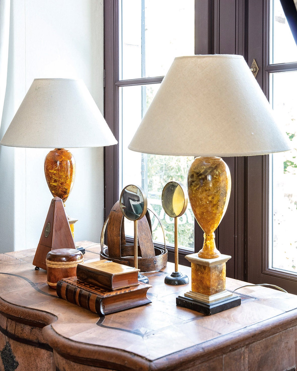 Sobre el mostrador, lámparas industriales de pantalla ondulada.