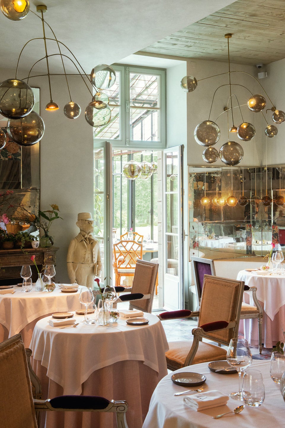 El restaurante. Las lámparas son un diseño de Marta de la Rica, en vidrio y latón.