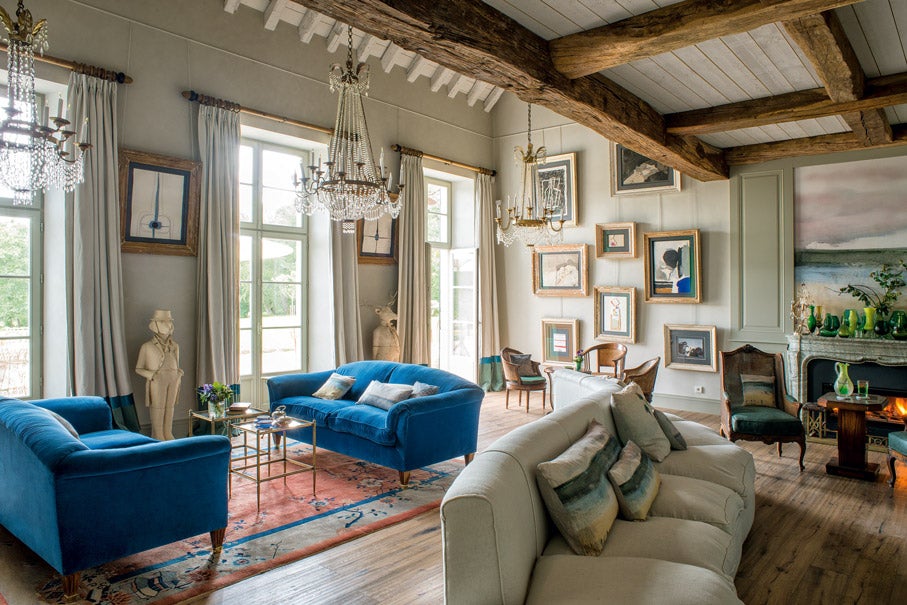 Salón con chimenea del siglo XIX, alfombra china, lámparas italianas del XVIII y, al fondo, colección de pintura española del siglo XX.