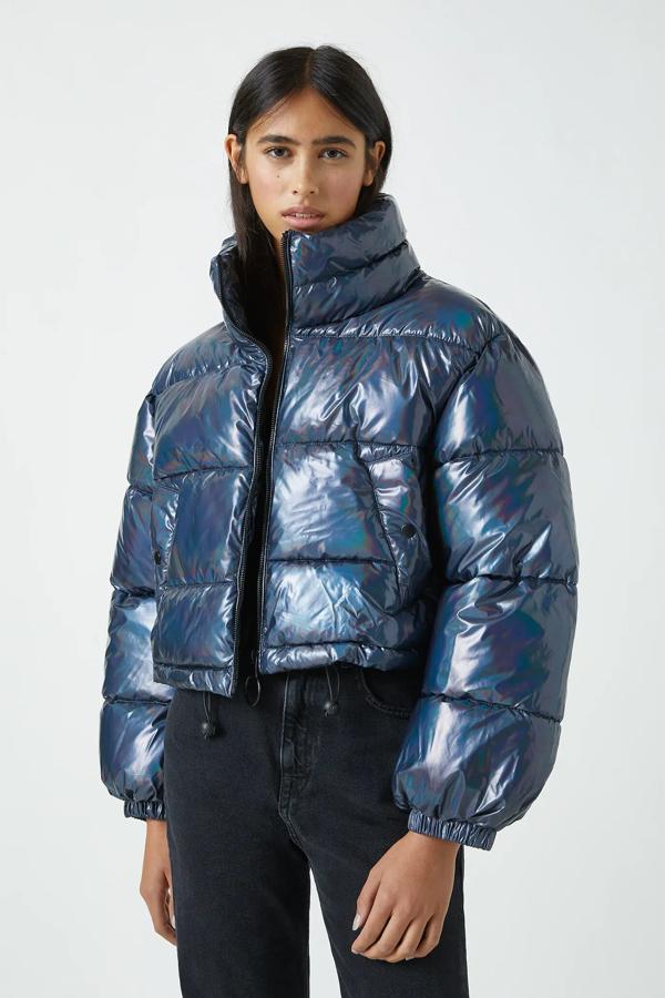 En color azul petróleo, esta cazadora acolchada con tejido reflectante cuenta con cuello alto y bolsillos laterales. Con las rebajas su precio es de 9,99 euros.