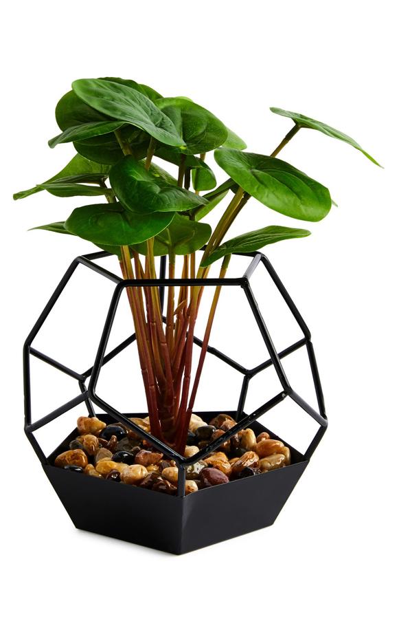Macetero metálico con formas geométricas (7 euros en Primark Home).