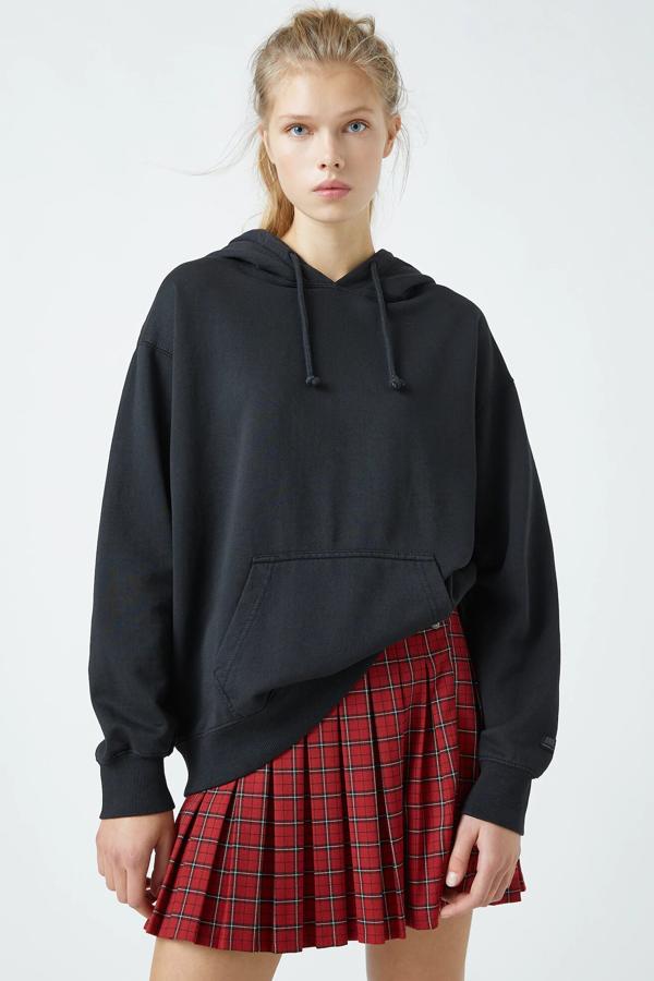 Esta minifalda plisada con cuadros en color ojo cuenta con cierre de cremallera en un lateral y tiene un precio rebajado de 5,99 euros.