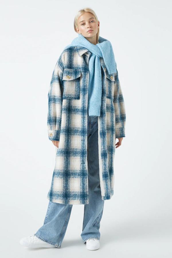 Con sus últimas tallas disponibles, esta sobrecamisa extra larga con estampado de cuadros en tonos azules tiene uno de los mejores descuentos y ahora tiene un precio de 19,99 euros.