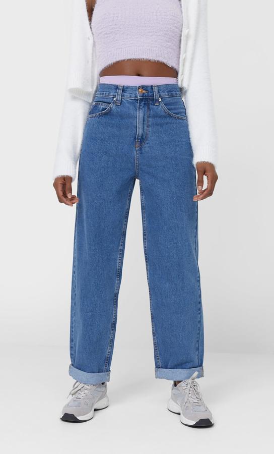 En azul lavado, con bajo acabado en vuelta y pernera ancha, estos vaqueros mom loose de Stradivarius están disponibles entre las tallas 32 y 44 por 25,99 euros.