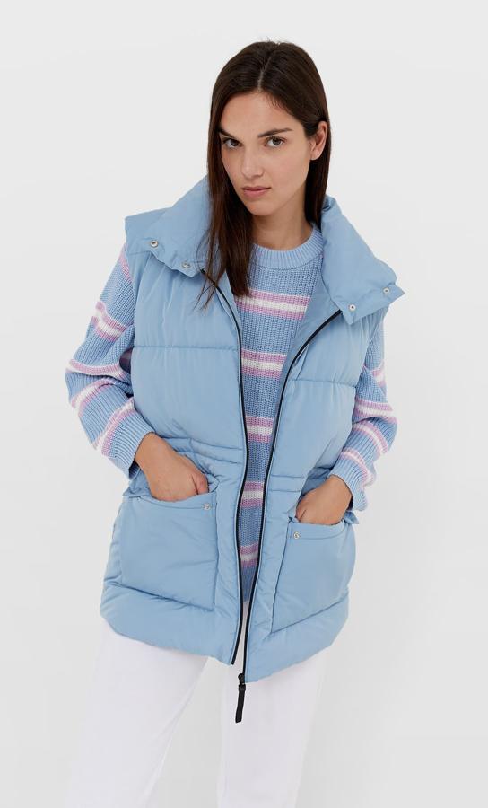 Chaleco puffy en color azul claro, de Stradivarius (25,99 euros).