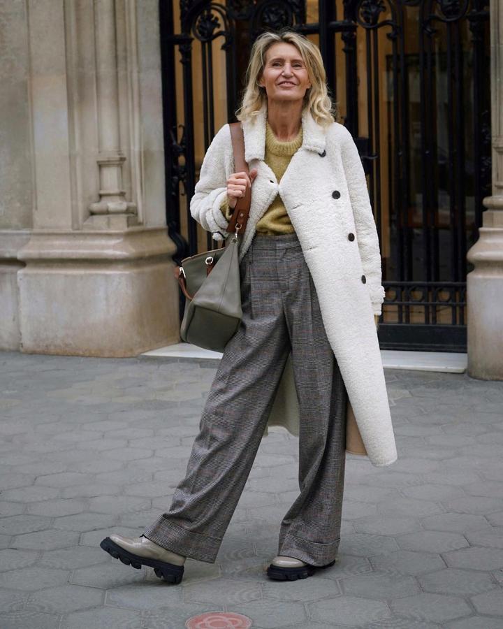 Patrizia Casarini enseña cómo dar vida a un look de básicos con pantalones de cuadros y jersey al añadir un abrigo blanco como este de Mango. ¡Nos encanrta!