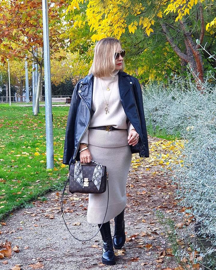 Rosa Mari ha ido un paso más allá con las tendencias de punto y ha apostado por un conjunto de falda y jersey ideal de H&M que combinó con botas militares y biker a juego.