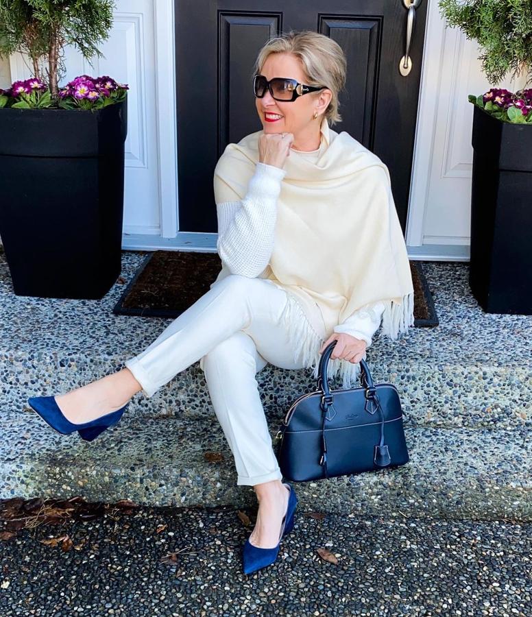 Renate demuestra que un 'total look' blanco es un todo un acierto. Y lo ha hecho con unos pantalones de Massimo Dutti y complementos en azul marino.