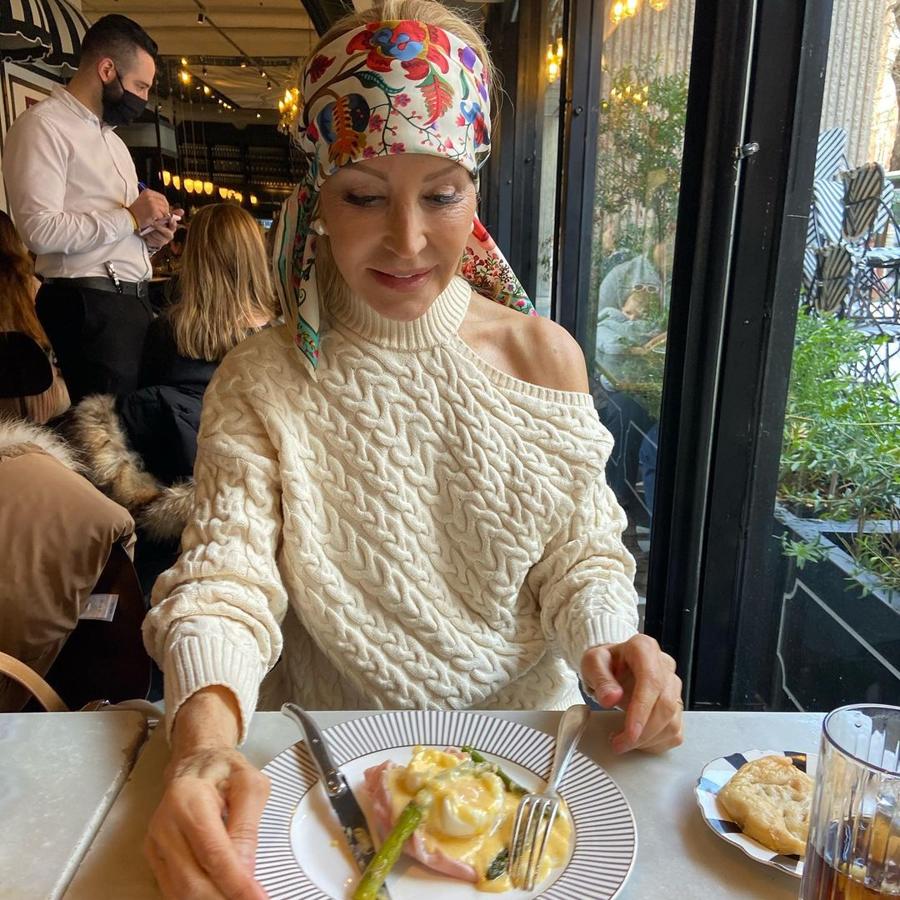 Carmen Lomana marca la diferencia en este look no solo con su original jersey 'cut out' de Zara, sino con el detalle del pañuelo en la cabeza a modo de turbante.