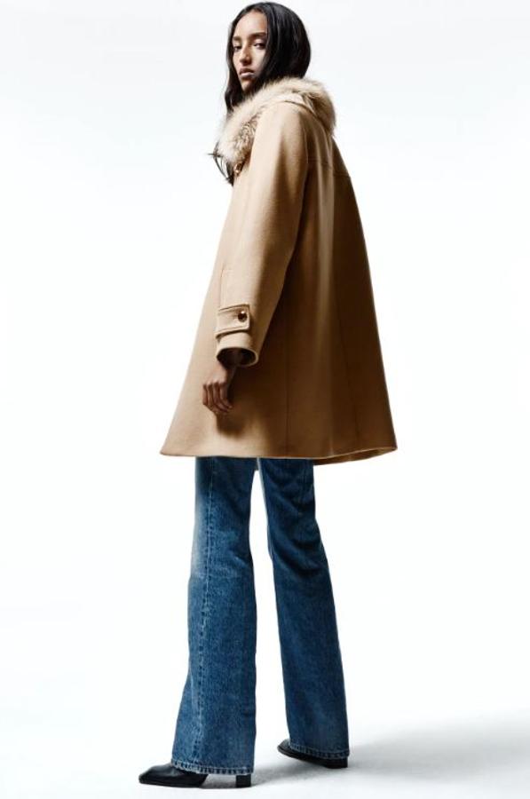 Este elegante abrigo cámel con cuello de piel sintética y silueta evasé pasa de 99.95 a 49.99 euros en los Special Prices de Zara.