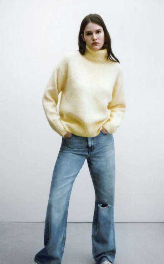 Este abrigo de punto gordito y cuello vuelto en color amarillo vainilla pasa de 25.95 a 12.99 euros en los Special Prices de Zara,