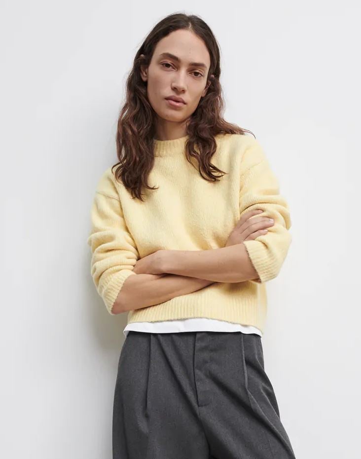 El amarillo es el color del año, y este jersey es una buena opción para sumarlo a tu armario: pasa de 29.95 a 15.99 euros en los Special Prices de Zara,