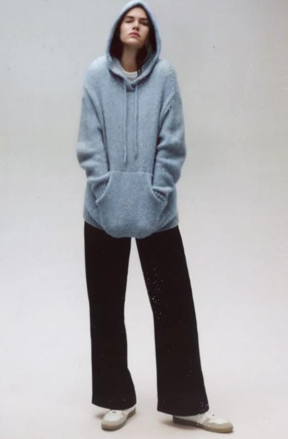 Este jersey tipo canguro con capucha en lana gris vigoré pasa de 29.95 a 15.99 euros en los Special Prices de Zara.