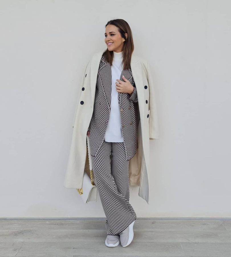 Este abrigo largo de estilo masculino en color blanco roto con botonadura cruzada negra en contraste es de las segundas rebajas de Stradivarius, cuesta menos de 40 euros y lo ha lucido en varias ocasiones, como  esta otra vez , cuando tuvimos el primer flechazo con él.