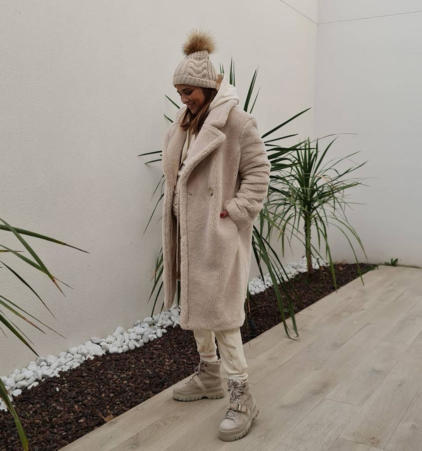 Otro 'teddy bear coat' en la colección de Paula Echevarría, en este caso,  en color beige y de Primark  (40 euros).