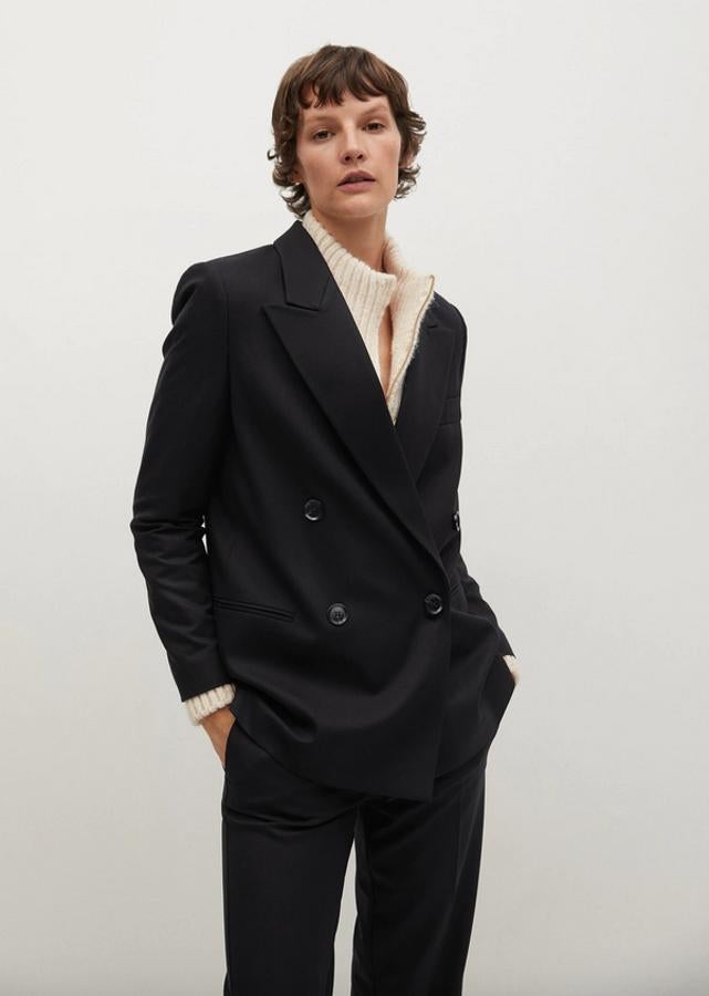 Con cuello de solapa con muesca y cierre de doble botonadura a tono, esta americana negra de diseño estructurado recto con bolsillo de ribete en el pecho y dos bolsillos laterales está disponible entre las tallas XS y L por 69,99 euros.