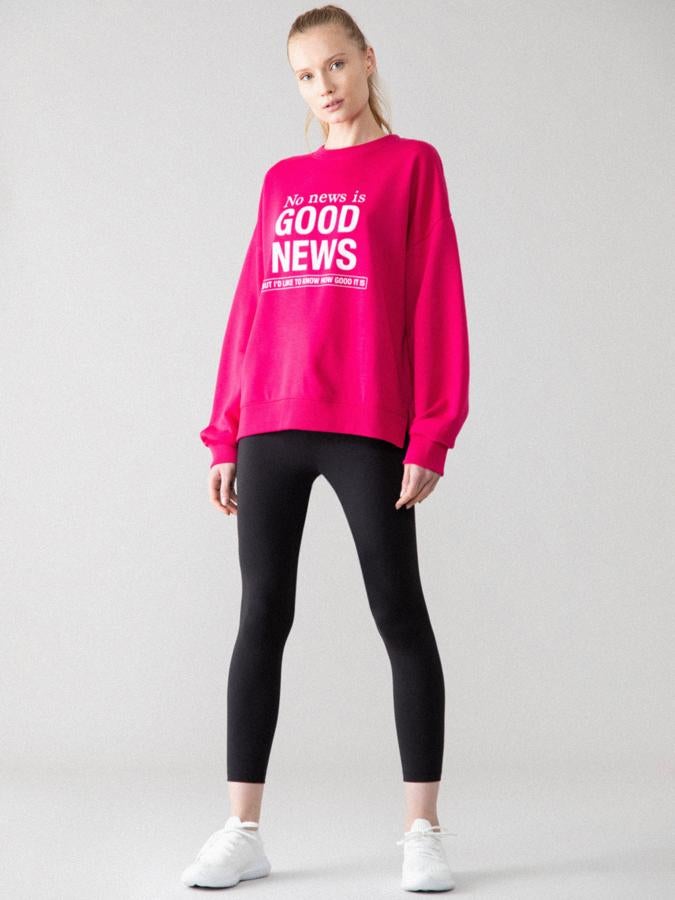 En color fucsia con estampación de texto a contraste en blanco, esta sudadera de Lefties de corte holgado y bajos con aberturas laterales está disponible en las tallas S, L y Xl y cuesta 6,99 euros.